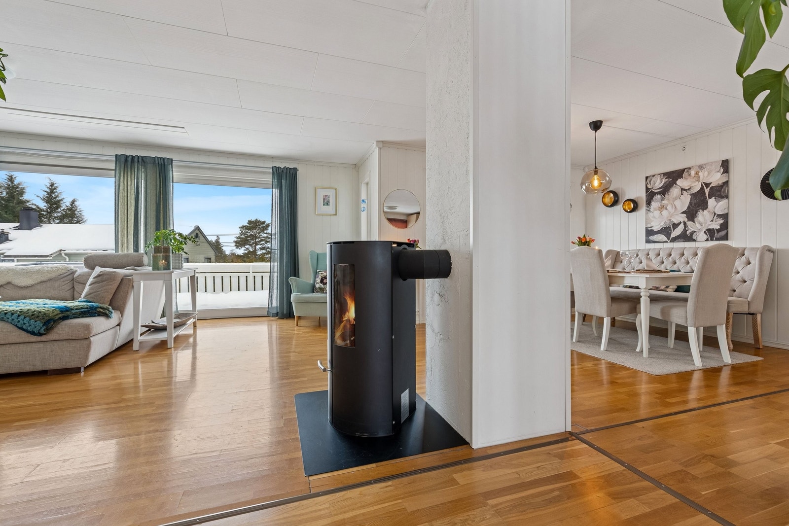 Her er det god plass til både sofagruppe og spiseplass, og rommet oppleves luftig og sosialt. Galleribilde