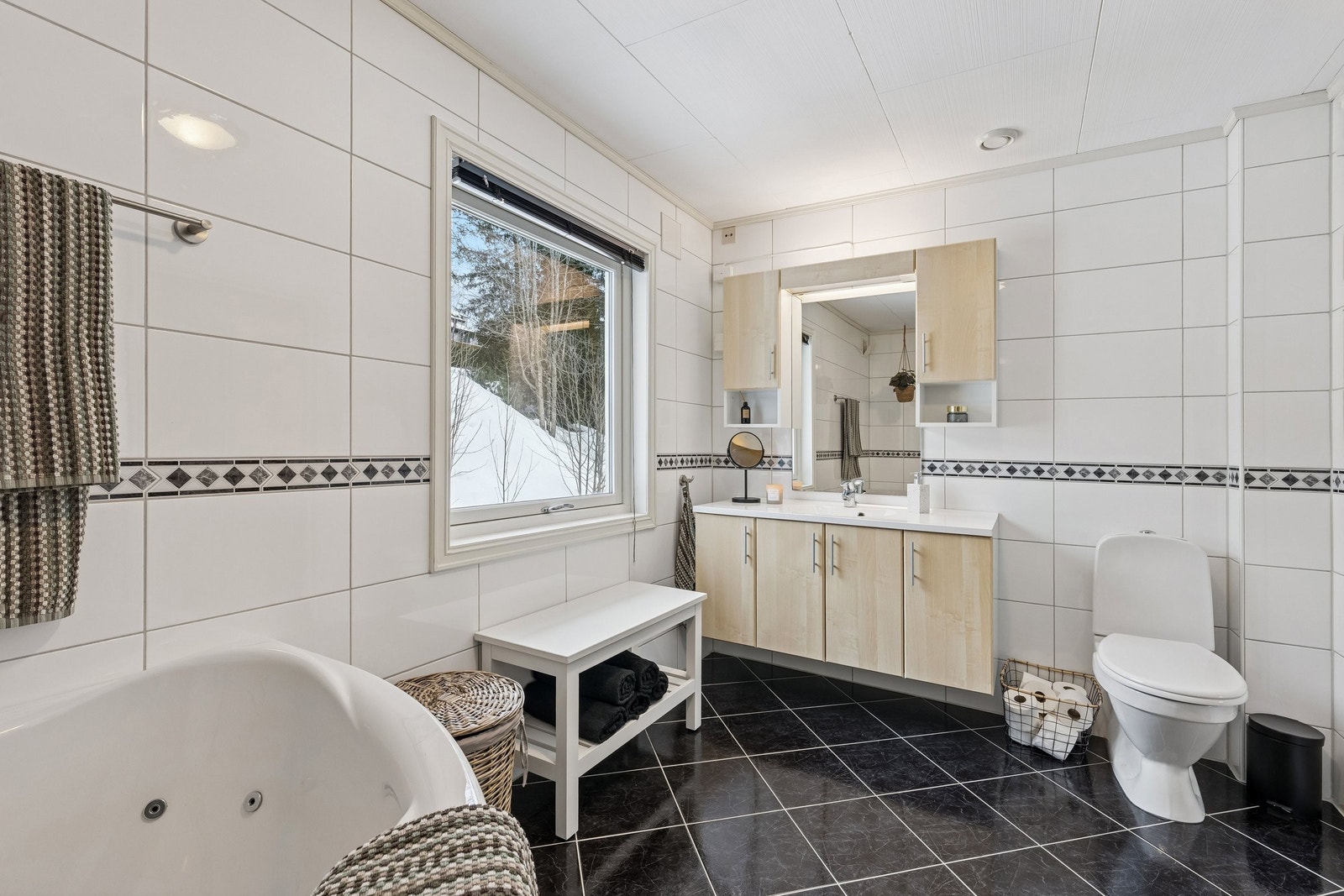 Baderomsinnredning med heldekkende servantplate. Galleribilde