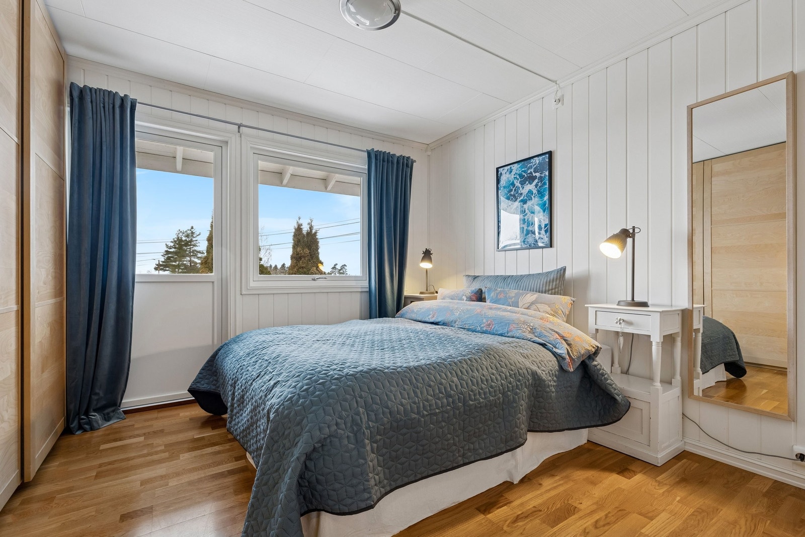 Hovedsoverommet med utgang til balkong ligger plassert i tilknytning til badet. Har god plass til oppbevaring i skyvedørsgarderobe som dekker hele den ene veggen, og en liten bod i tillegg. Galleribilde