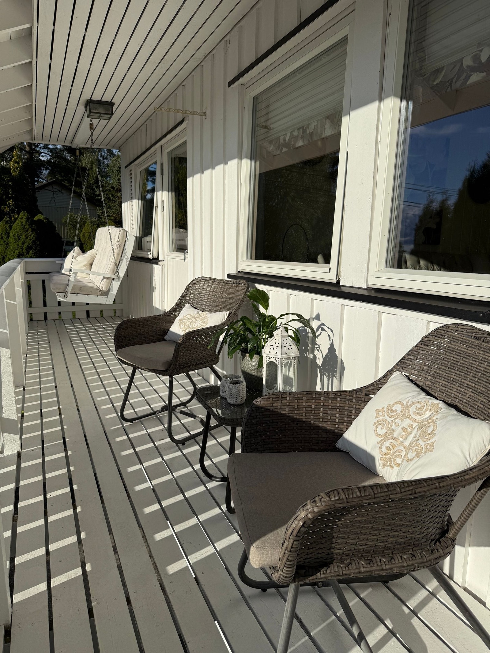 Balkongen med plass til sittegruppe og hammock har egen utgang fra hovedsoverom. Fin plass når man vil nyte kveldssolen. Galleribilde