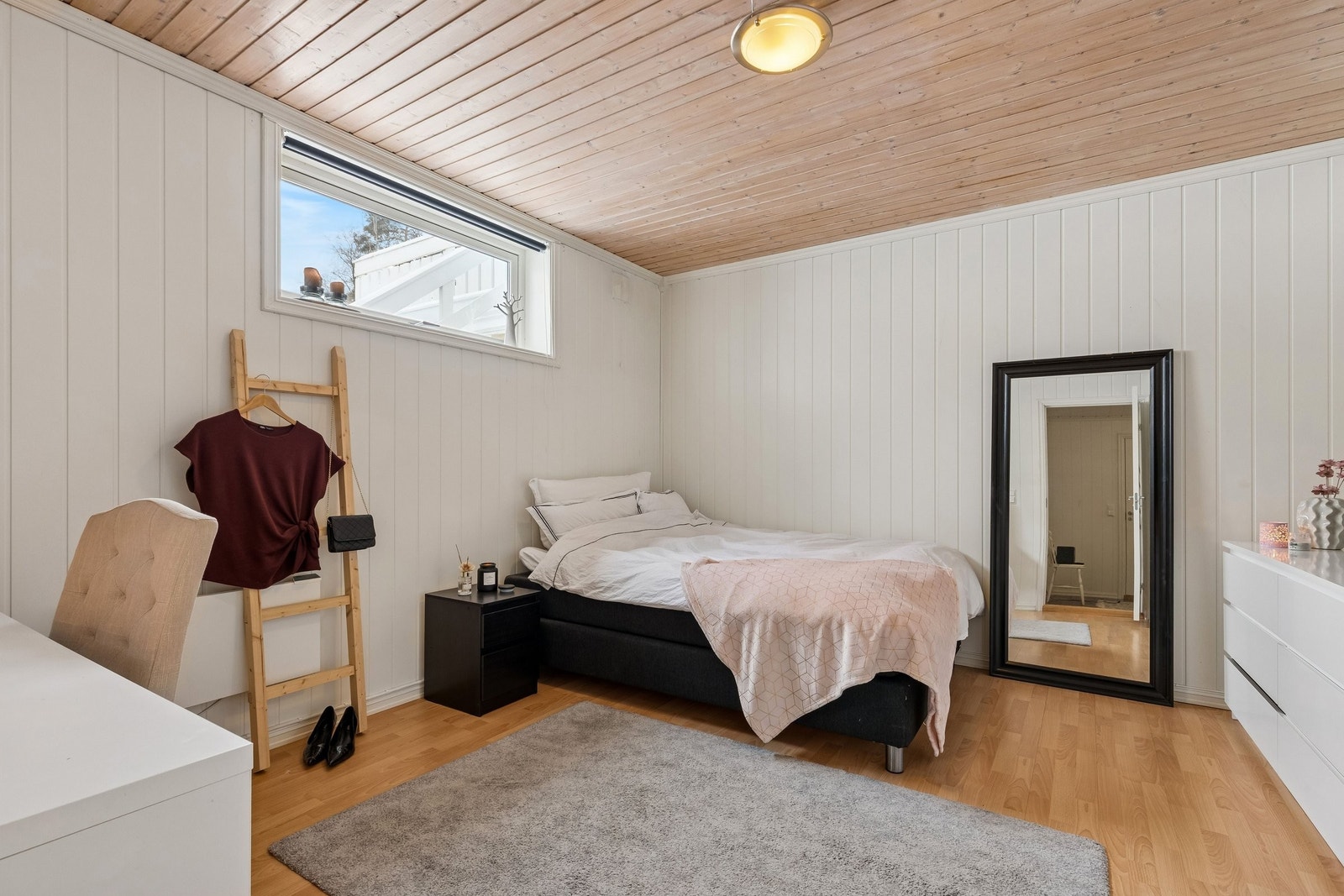 Soverom nummer tre i underetasje. Også dette et soverom med god størrelse. Skyvedørsgarderobe og varmekabler i gulv. Galleribilde