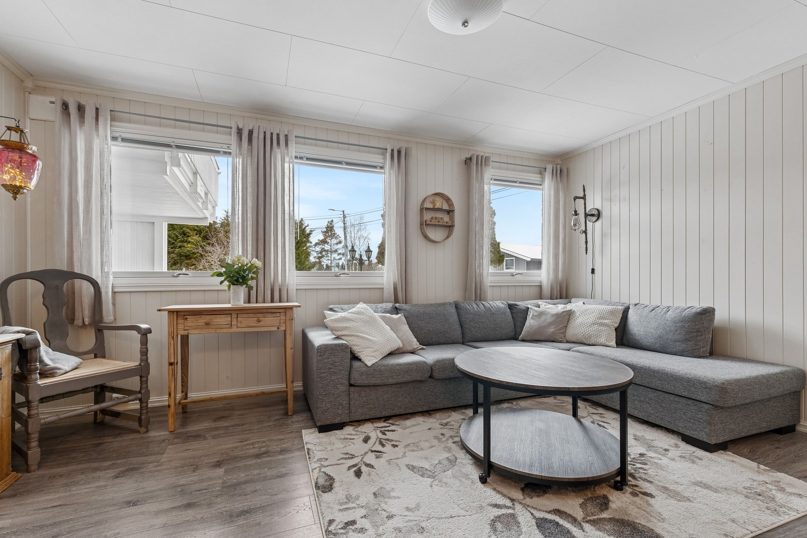 Stue og kjøkken i kombinert løsning, med godt med lysinnslipp fra store vinduer. Galleribilde