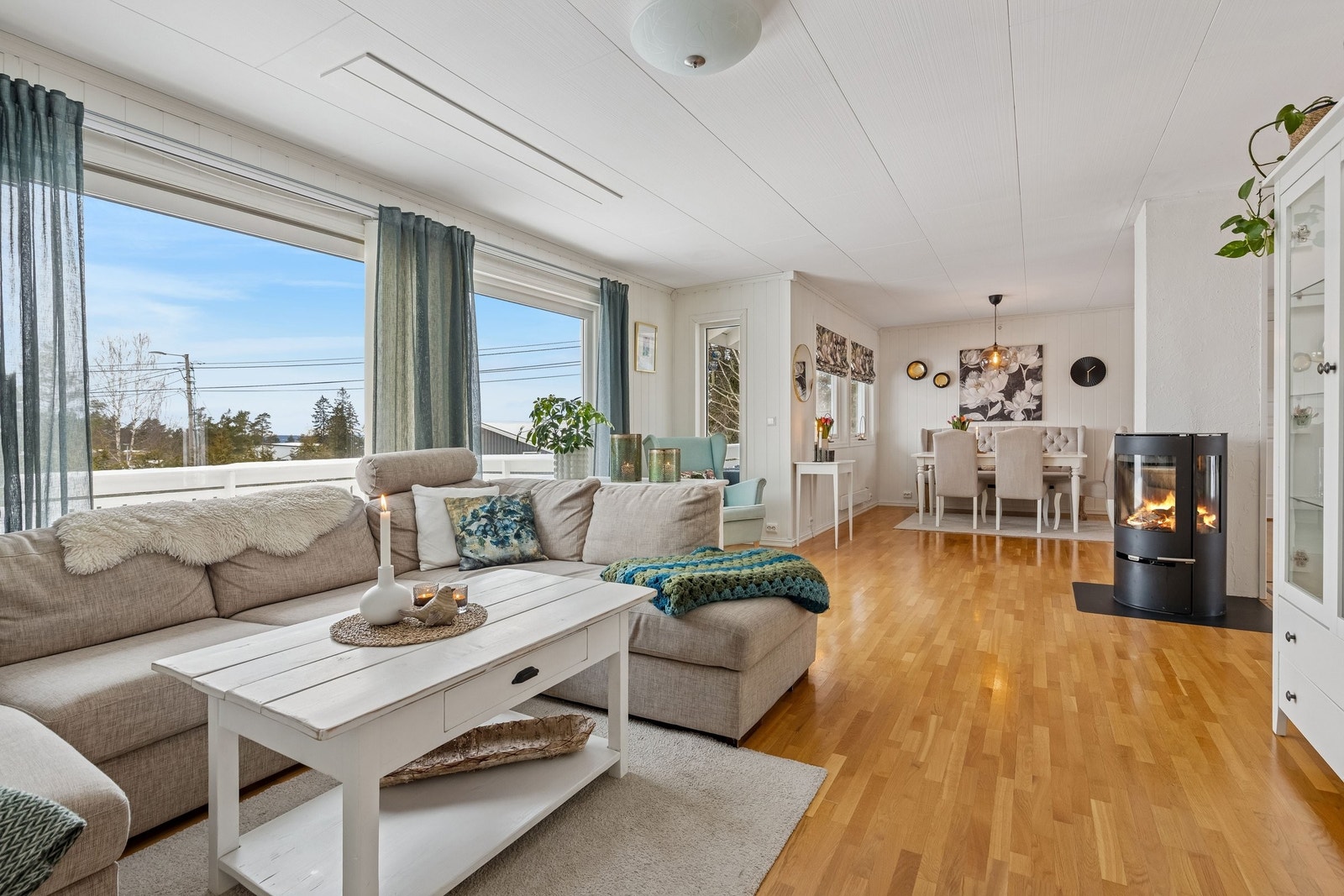 Stuen har store vindusflater som gjør at det slippes inn rikelig med dagslys. Galleribilde