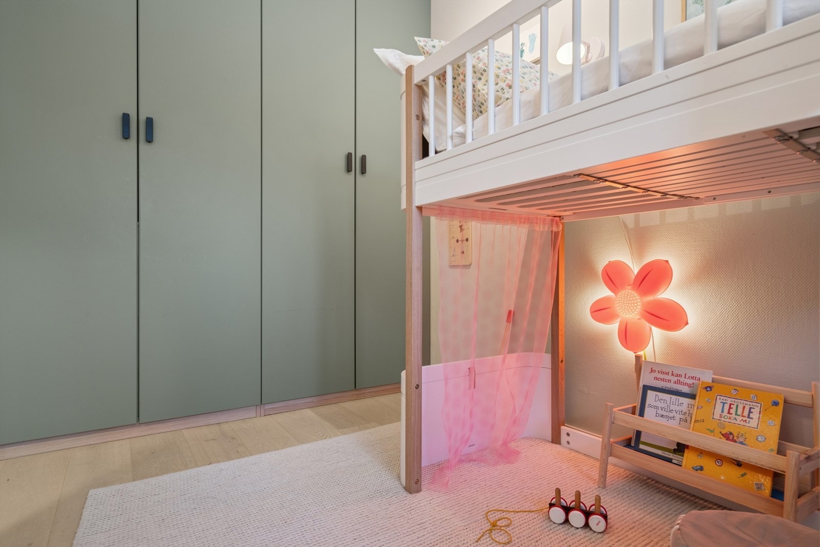 Rommet har også god plass til både seng og en praktisk garderobeløsning. Galleribilde