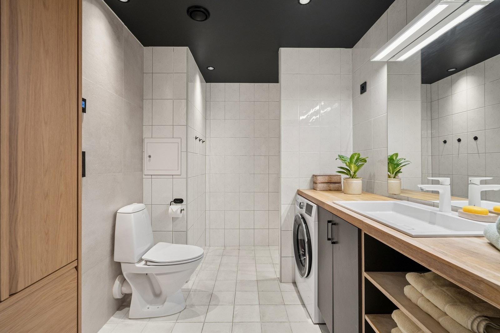 Baderommet er innredet med nedfelt servant, toalett, dusjhjørne og opplegg for vaskemaskin. Det har også mekanisk avtrekk for effektiv ventilasjon. Galleribilde