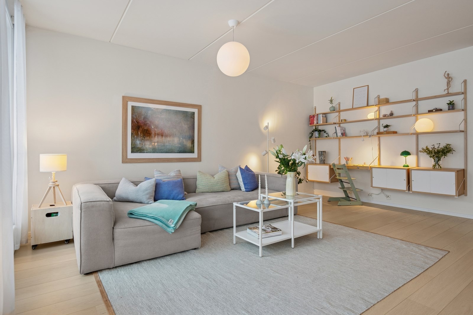 På gulvet er det lagt parkett fra 2022 i alle rom, og veggflatene er holdt i lyse, malte overflater som gir rommene et moderne og tidløst uttrykk. Galleribilde