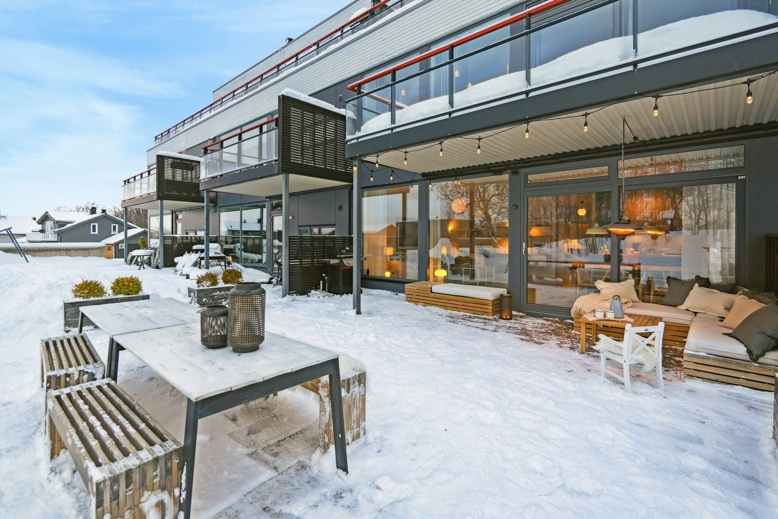 På terrassen står det i dag plassbygde utemøbler som utnytter arealet godt og skaper en hyggelig uteplass. Galleribilde