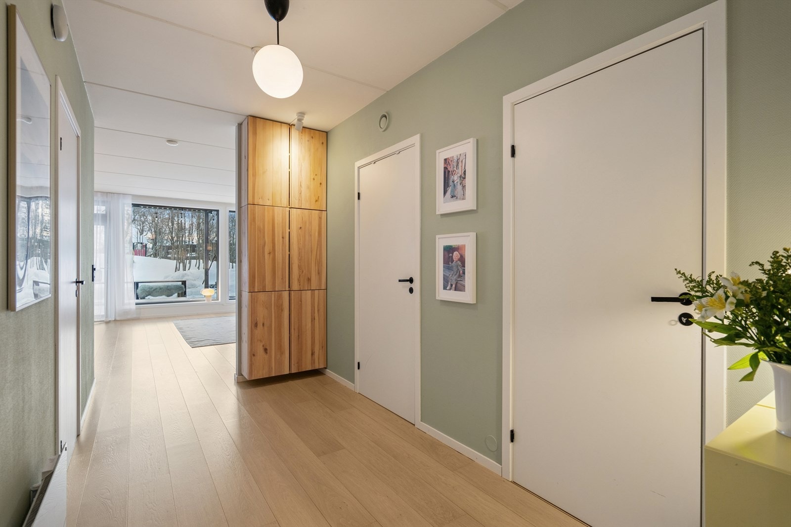 Med sin praktiske plassering i første etasje og gjennomgående lys, får du en leilighet med enkel adkomst, god romfølelse og behagelig atmosfære. Galleribilde