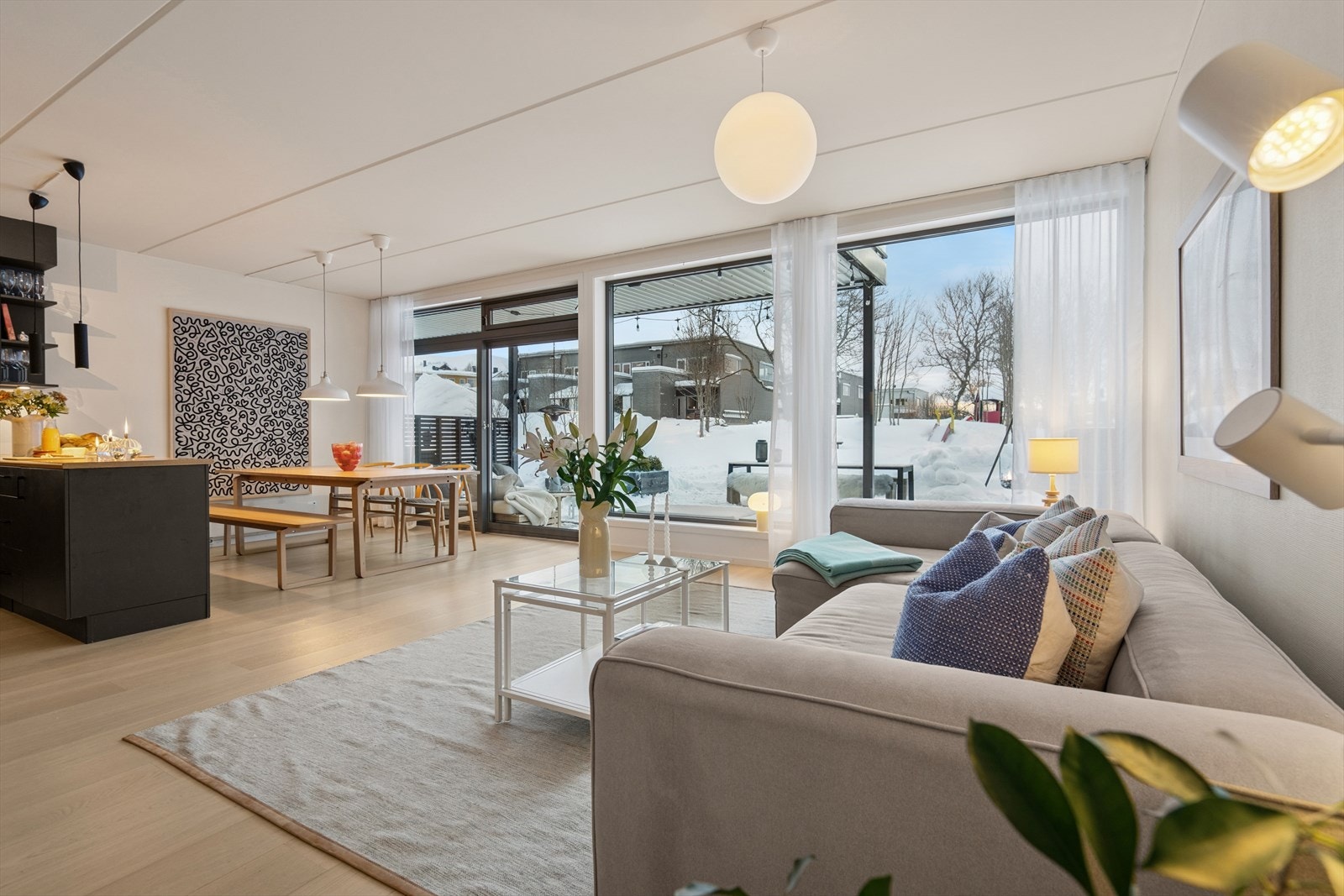 Stuen har store vindusflater som slipper inn rikelig med naturlig lys og gir rommet et luftig preg. Galleribilde