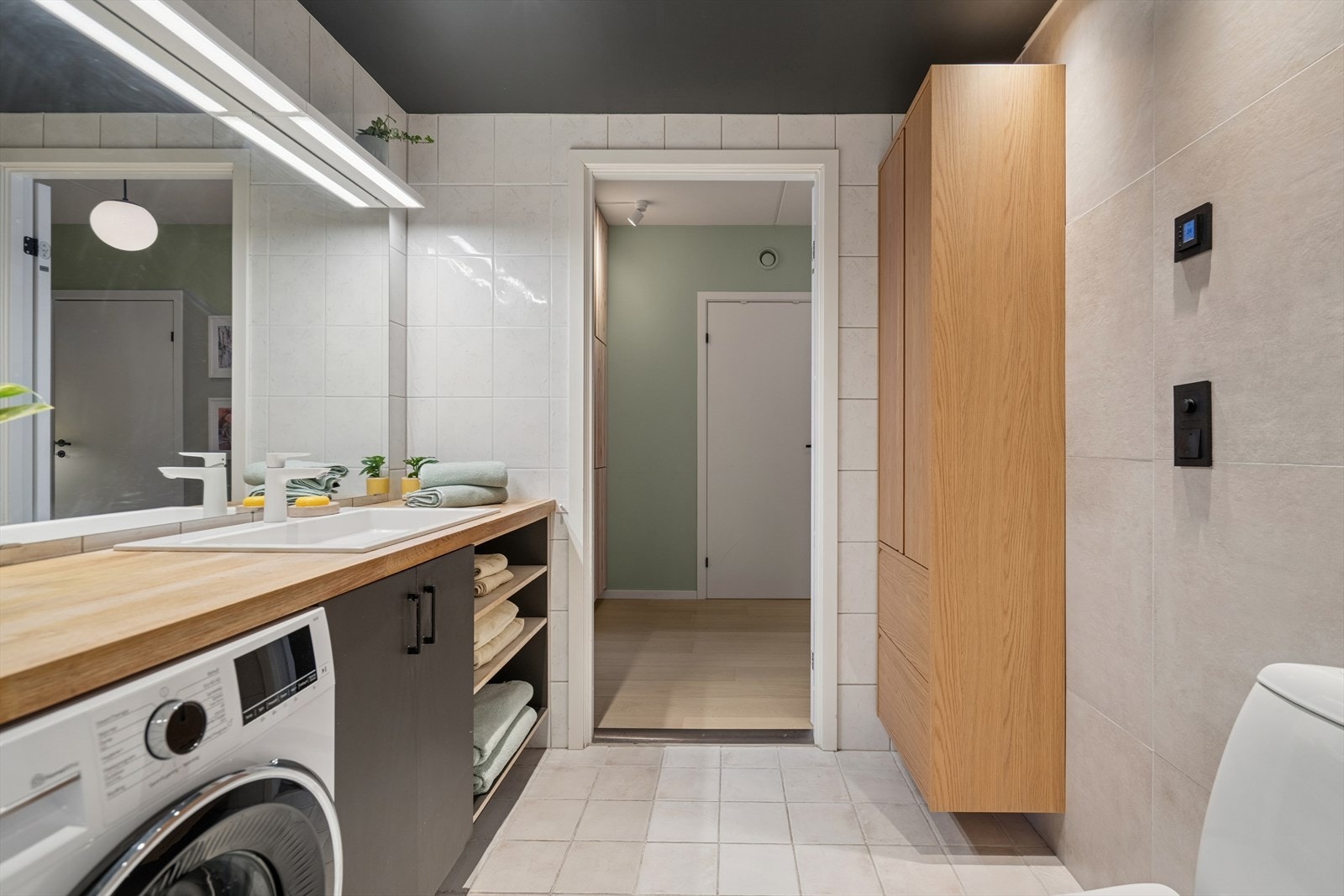 Fullstendig flislagt baderom som varmes opp med elektriske varmekabler, en behagelig plass å starte dagen. Galleribilde