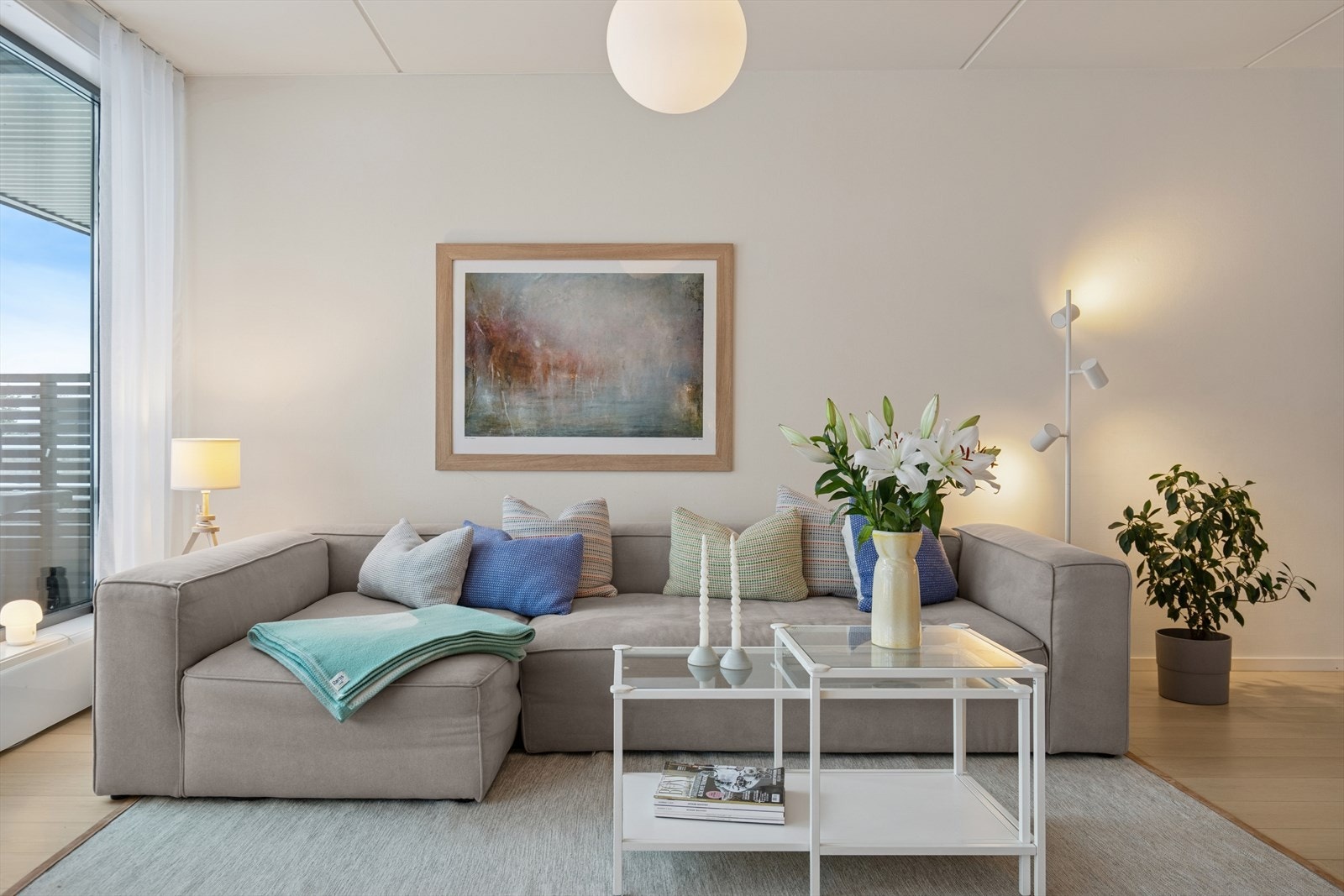 I tillegg er det gjennomgående god takhøyde i både stue og leiligheten for øvrig. Galleribilde