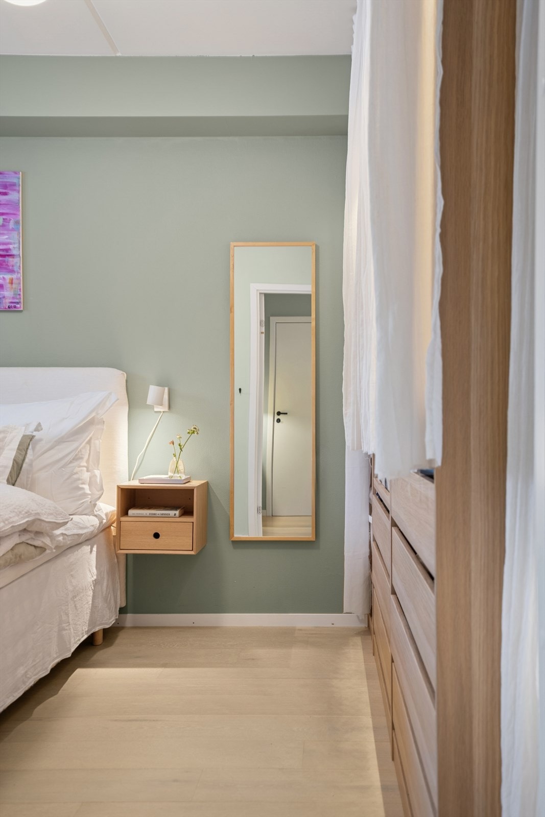 Leilighetens to soverom ligger fint til med adkomst direkte fra gangen. Galleribilde