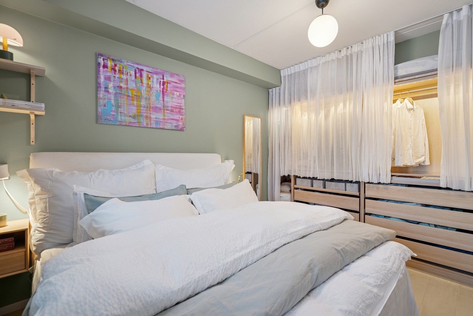 Rommet har også en romslig garderobe, som gir gode oppbevaringsmuligheter. Galleribilde