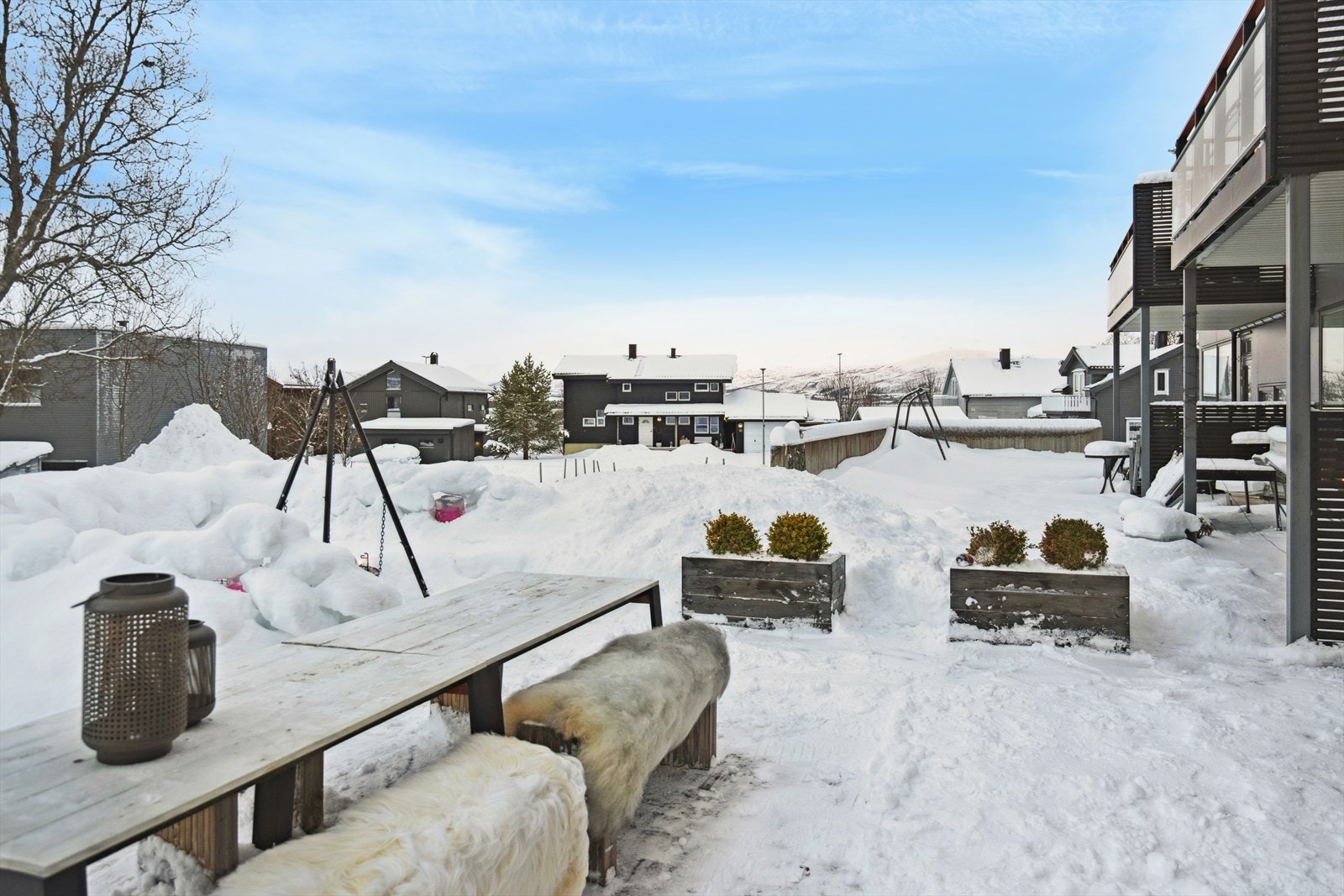 Fra terrassen har du utsikt mot nærområdet og vakker natur i bakkant. Kort vei til lysløype, Telegrafbukta, buss/kollektiv, Kiwi Vangberg ca. 3 min gange, skole og barnehage like ved. Her får du høy bokvalitet, tilrettelagt for en enkel og god hverdag. Galleribilde