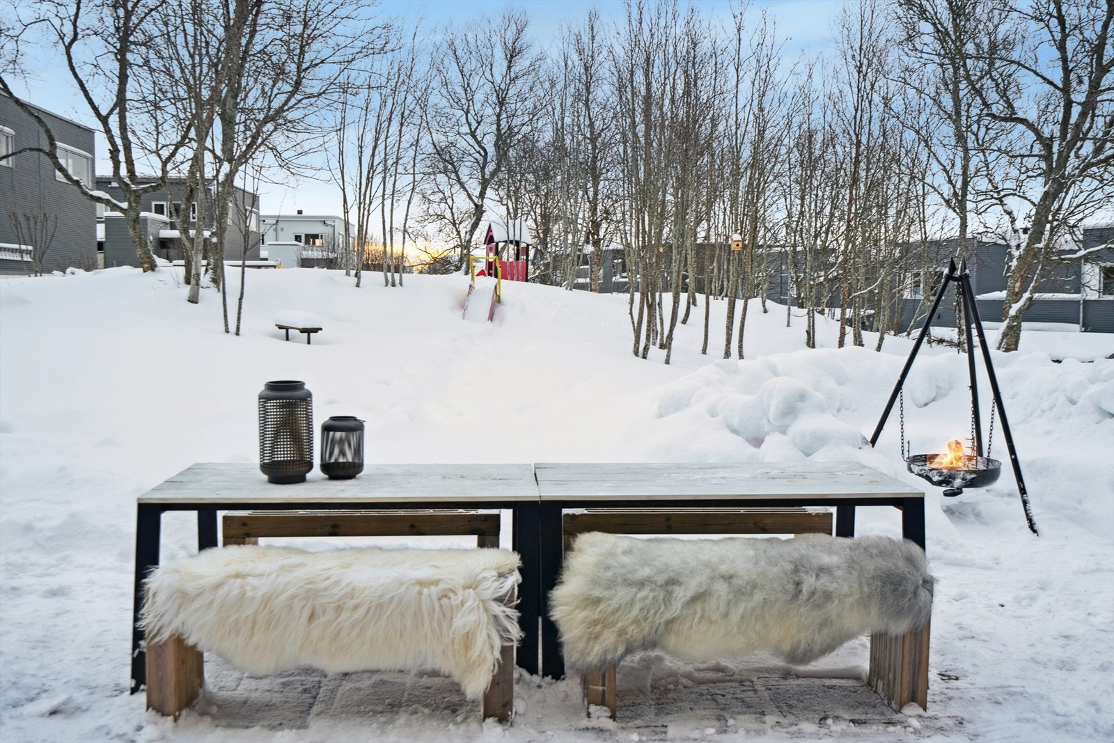 Leiligheten ligger i en rolig blindvei med minimal trafikk og støy. Her finner du trygge og trivelige uteområder som passer perfekt for store og små. Et veldig hyggelig nabolag, ifølge selger. Galleribilde