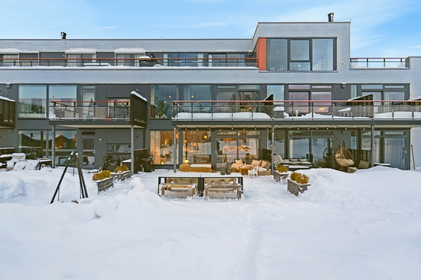 Leiligheten har en attraktiv beliggenhet på populære Fagereng, omtrent 5 km fra Tromsø sentrum. Her bor du med nærhet til både flotte turområder, skoler, kjøpesenter og gode kollektivforbindelser. Galleribilde