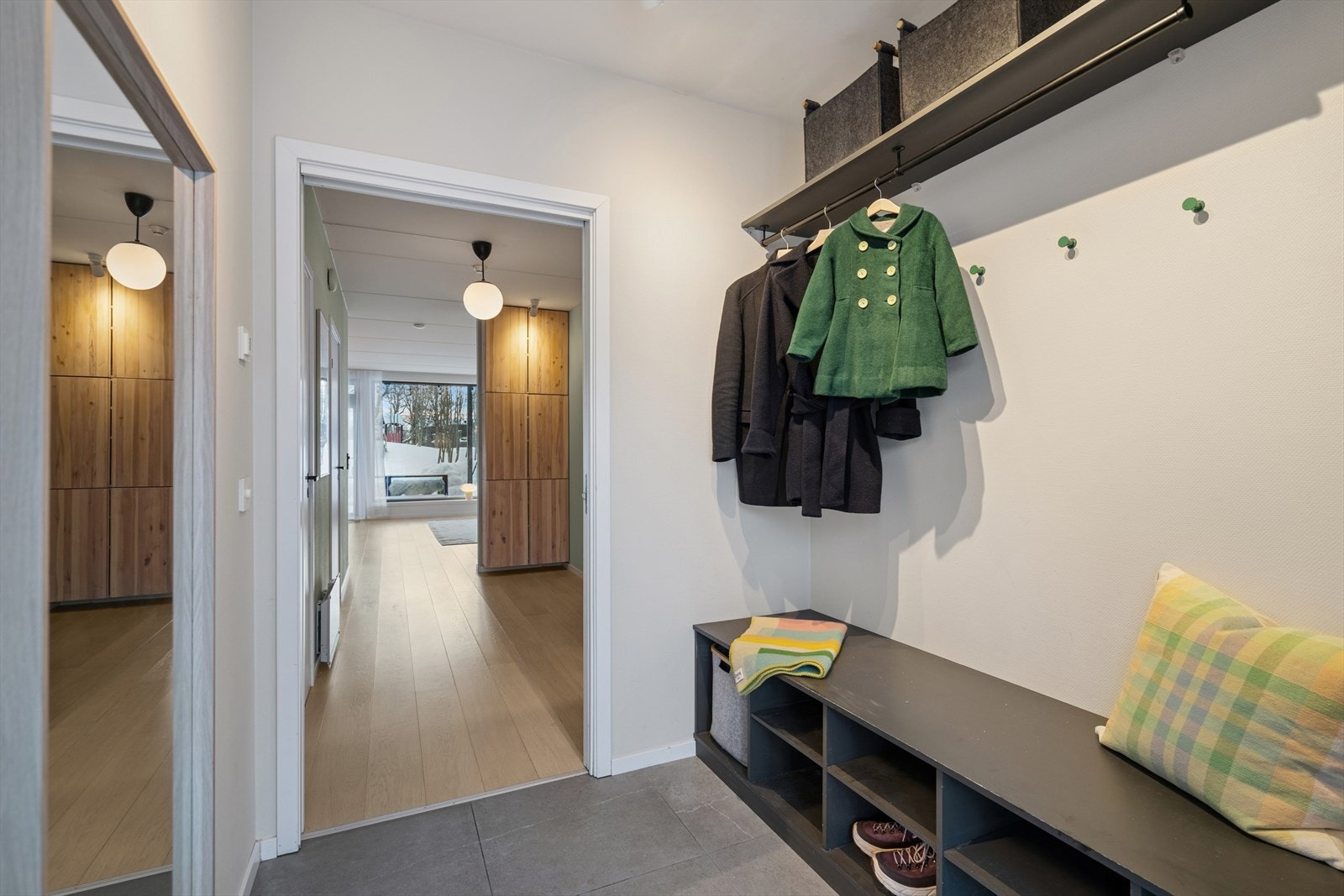 Innbydende førsteinntrykk med en romslig entre, som har rikelig med plass til både yttertøy og fottøy. Det er i tillegg god oppbevaringskapasitet med 2 boder (sportsbod i garasje og en innendørs bod med plassbydge løsninger, samt plass til tørketrommel). Galleribilde