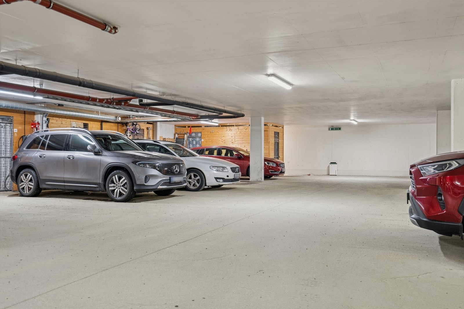 Parkering i felles garasjeanlegg. El-billader montert i 2021. Du går tørrskodd til en varm, snøfri bil i garasjen, og du trenger ikke måke snø for å komme deg til postkassen. Ute er det gratis gjesteparkering. I tillegg har du sykkelbod. Galleribilde