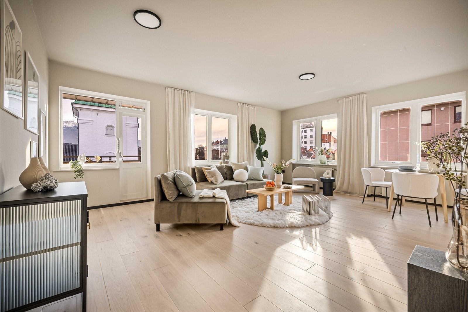 - Leiligheten er tilknyttet fjernvarme via radiatorer som er inkludert i fellesutgiftene - Galleribilde