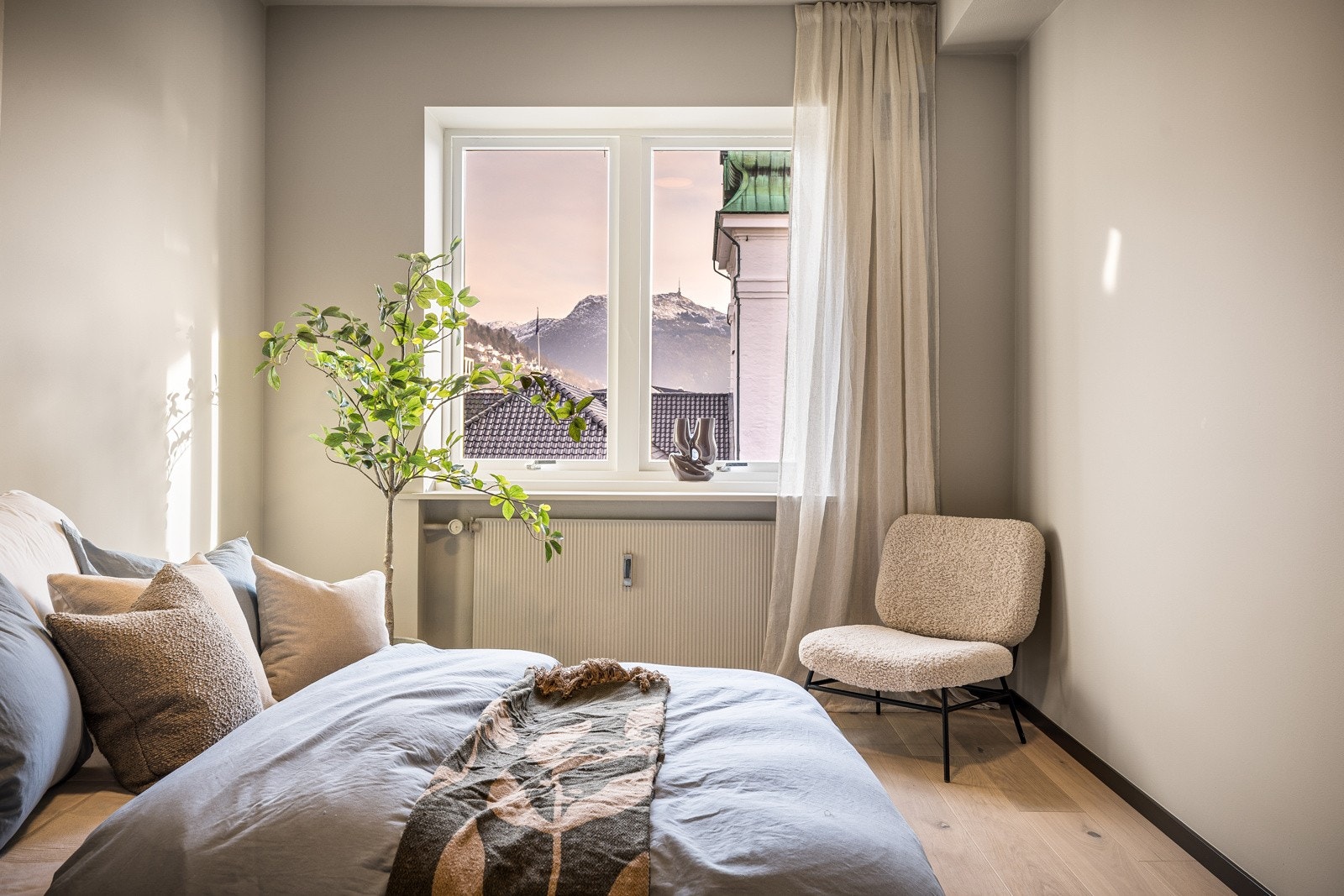 - Fantastisk utsikt opp mot Ulriken fra hovedsoverom - Galleribilde