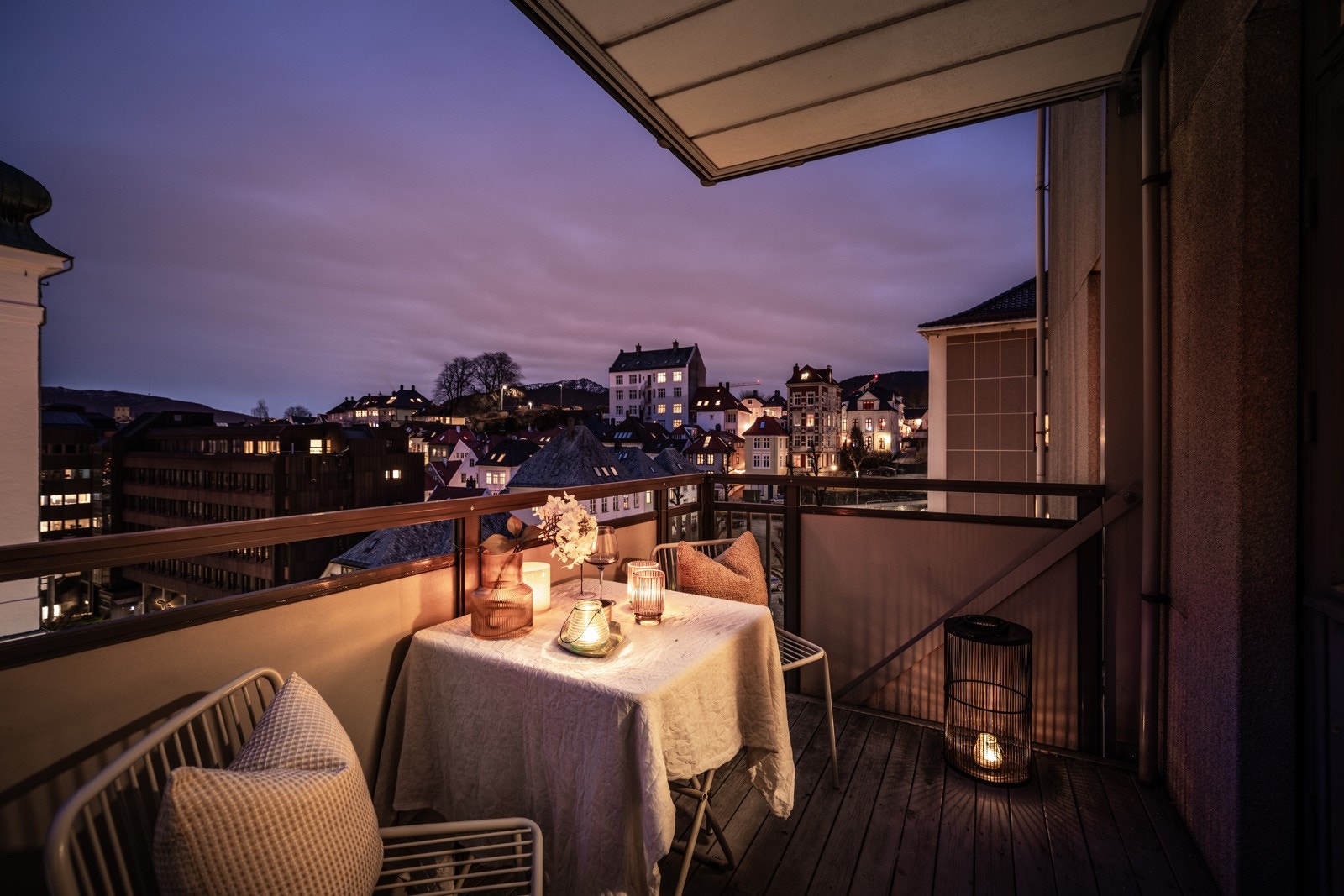 - Praktisk at balkongen er overbygget slik at man kan sitte ute til tross for noen regndråper - Galleribilde