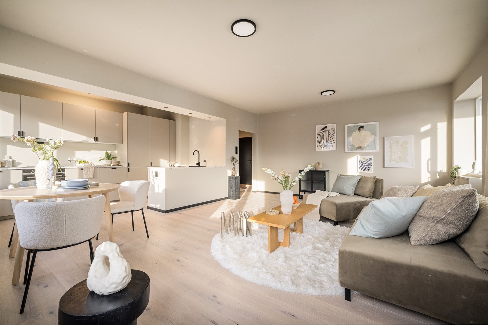 - Store vindusflater gir rikelig med naturlig lys og bidrar til en luftig og behagelig romfølelse - Galleribilde