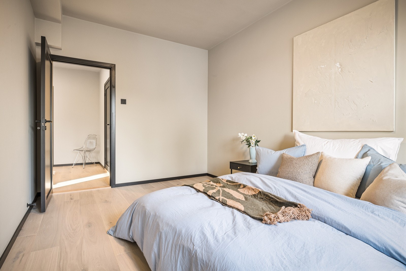 - Svært god plass til dobbeltseng, nattbord og garderobe - Galleribilde