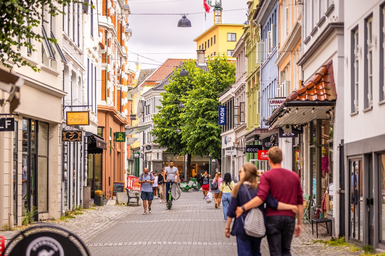 - På vei inn til sentrum kan du gå gjennom gågaten hvor det er flere butikker og gode restauranter - Galleribilde