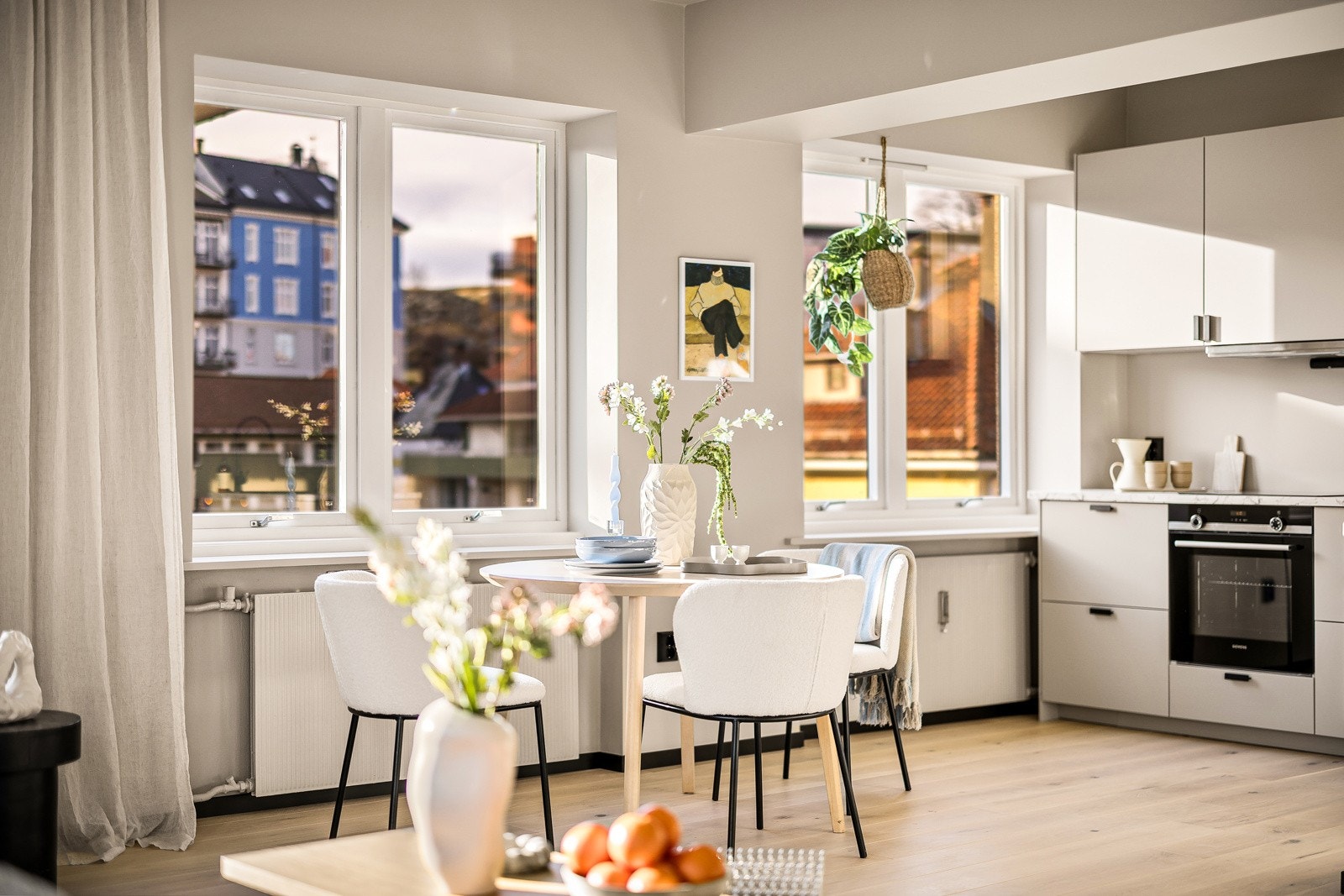 - Vinduene gir godt med arbeidslys på kjøkkenet - Galleribilde