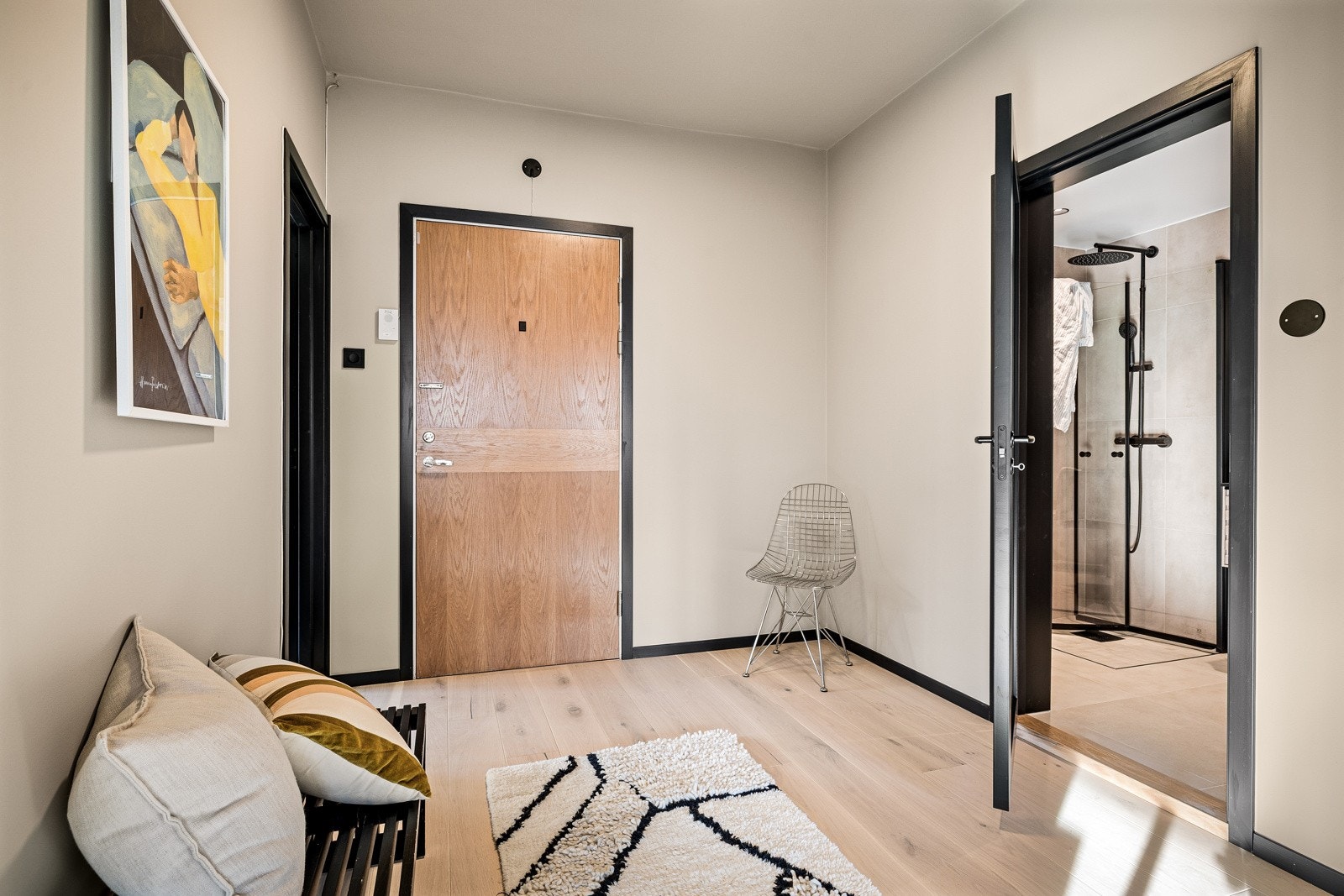 - Entréen er romslig og innbydende, med gode muligheter for oppbevaring av yttertøy og sko - Galleribilde