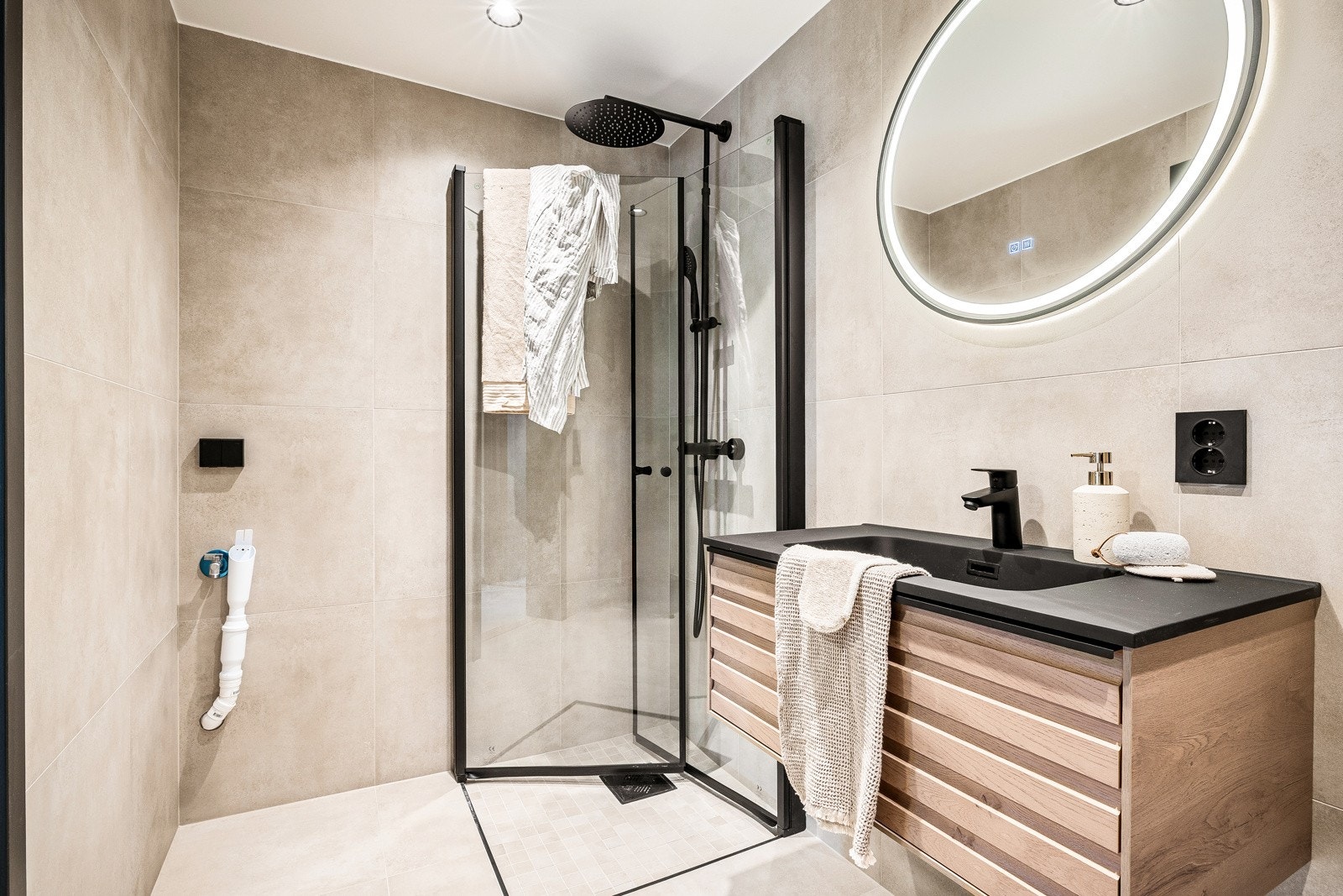 - Badet er innredet med vegghengt toalett, dusj med praktiske innsvngbare dusjvegger og flott baderomsinnredning. Det er opplegg for vaskemaskin - Galleribilde