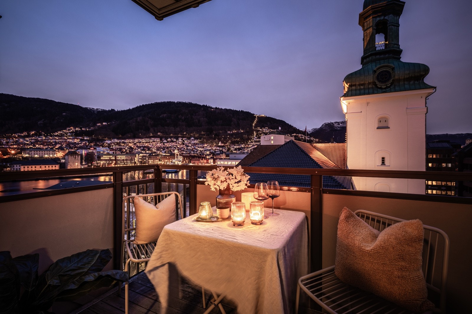 - Balkongen fungerer som en naturlig forlengelse av oppholdsrommet og er et hyggelig sted for avslapning - Galleribilde