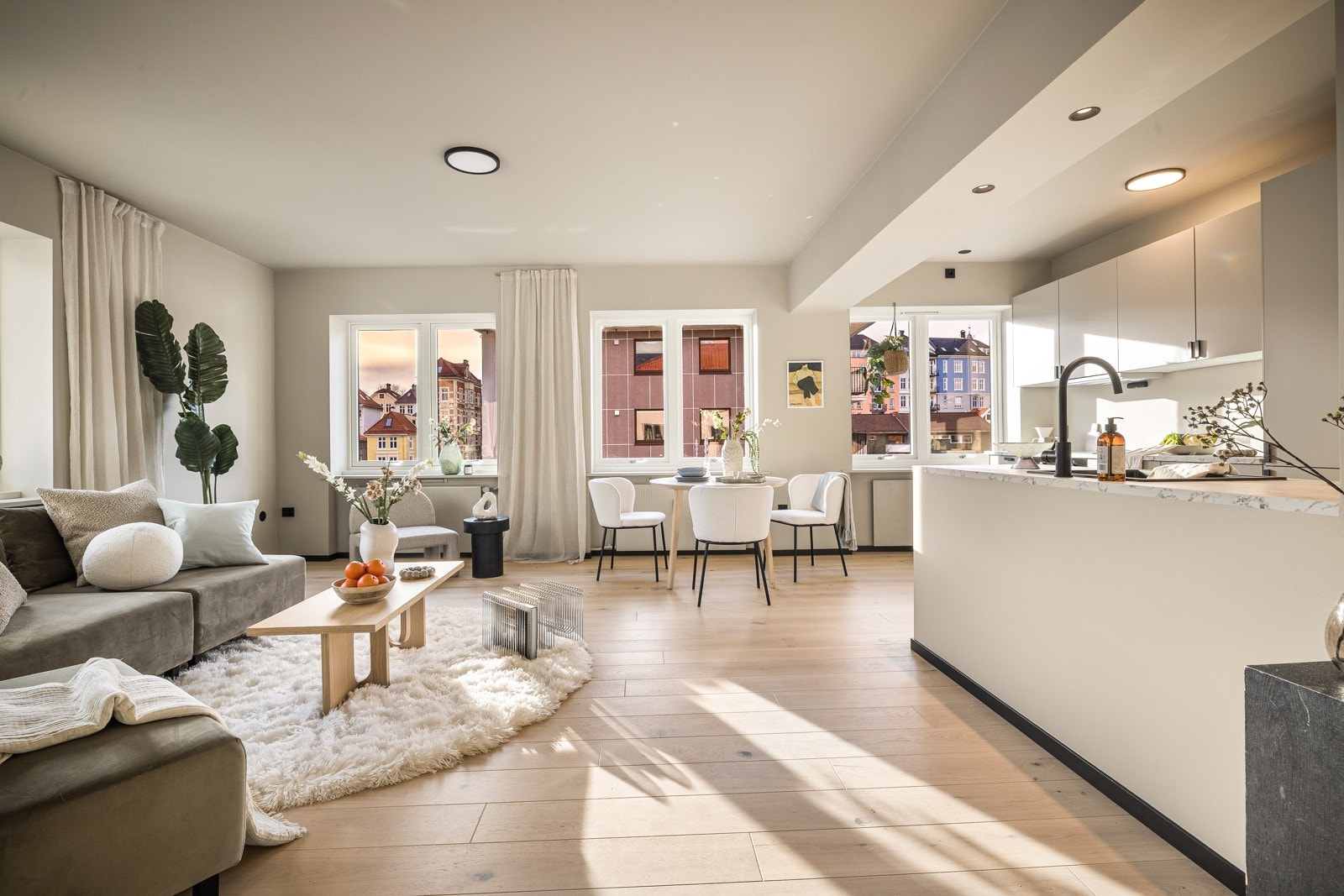 - Stue og kjøkken er samlet i en åpen løsning på ca. 39 m² - Galleribilde