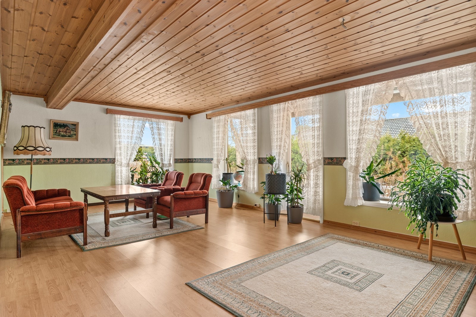 Stuen i første etasje har store vindusflater som gir rikelig med naturlig lys. Galleribilde