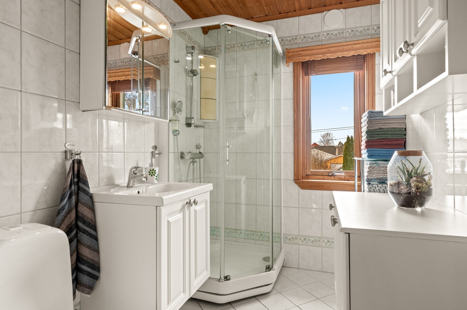 Badet i andre etasje er innredet med dusjkabinett og rikelig med skapplass. Galleribilde