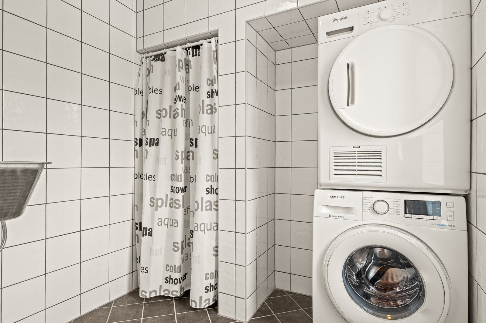 Etasjen har også et praktisk vaskerom med opplegg for vaskesøyle. Galleribilde