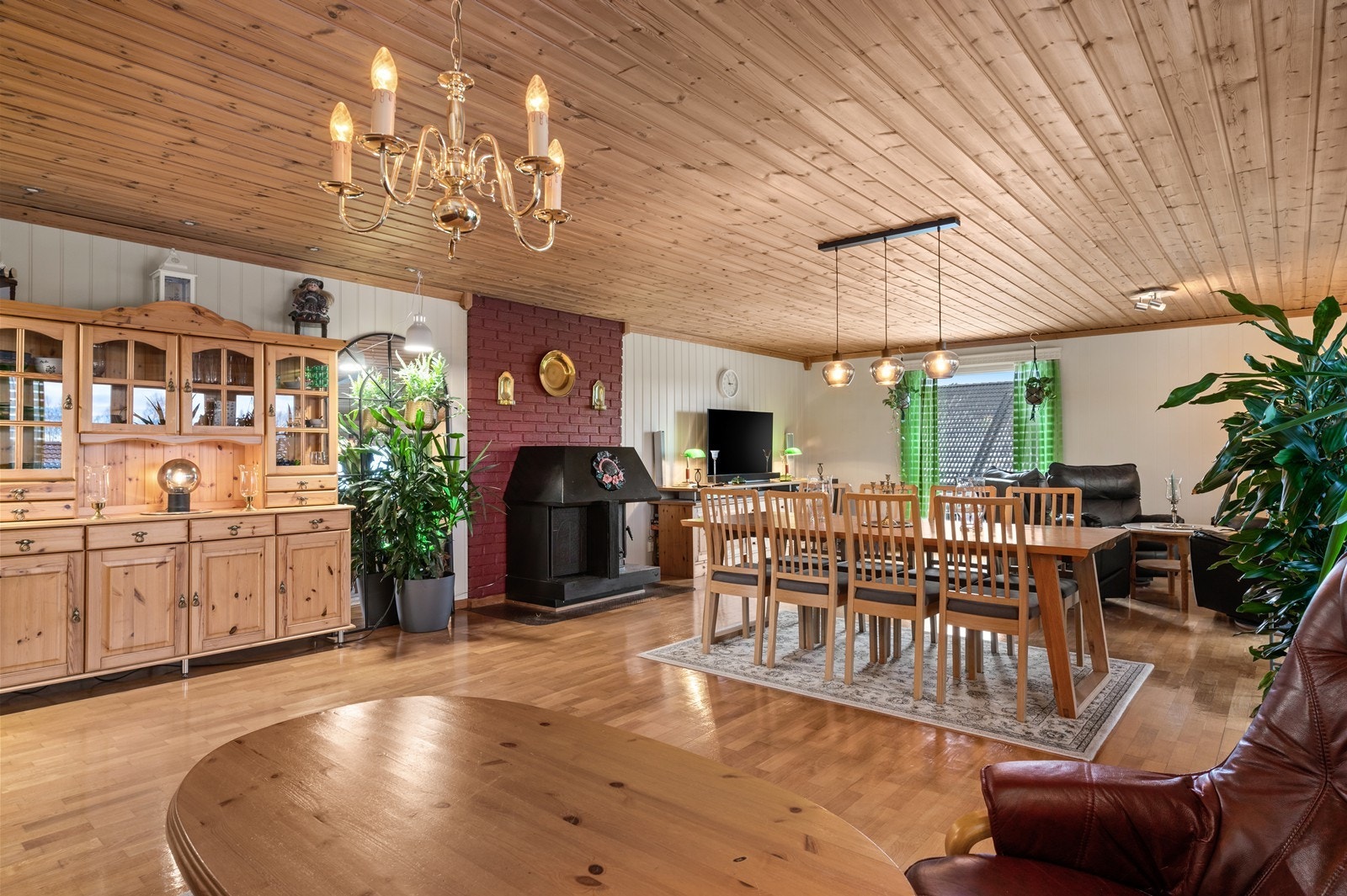 Peisovnen skaper en lun atmosfære, og det er rikelig med plass for et stort spisebord. Galleribilde