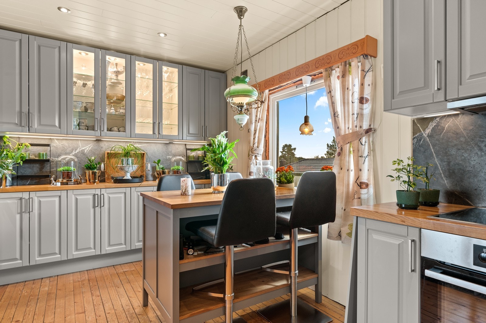 Det moderne kjøkkenet har en sosial kjøkkenøy med sitteplasser, perfekt for uformelle måltider. Taklampe medfølger ikke. Galleribilde