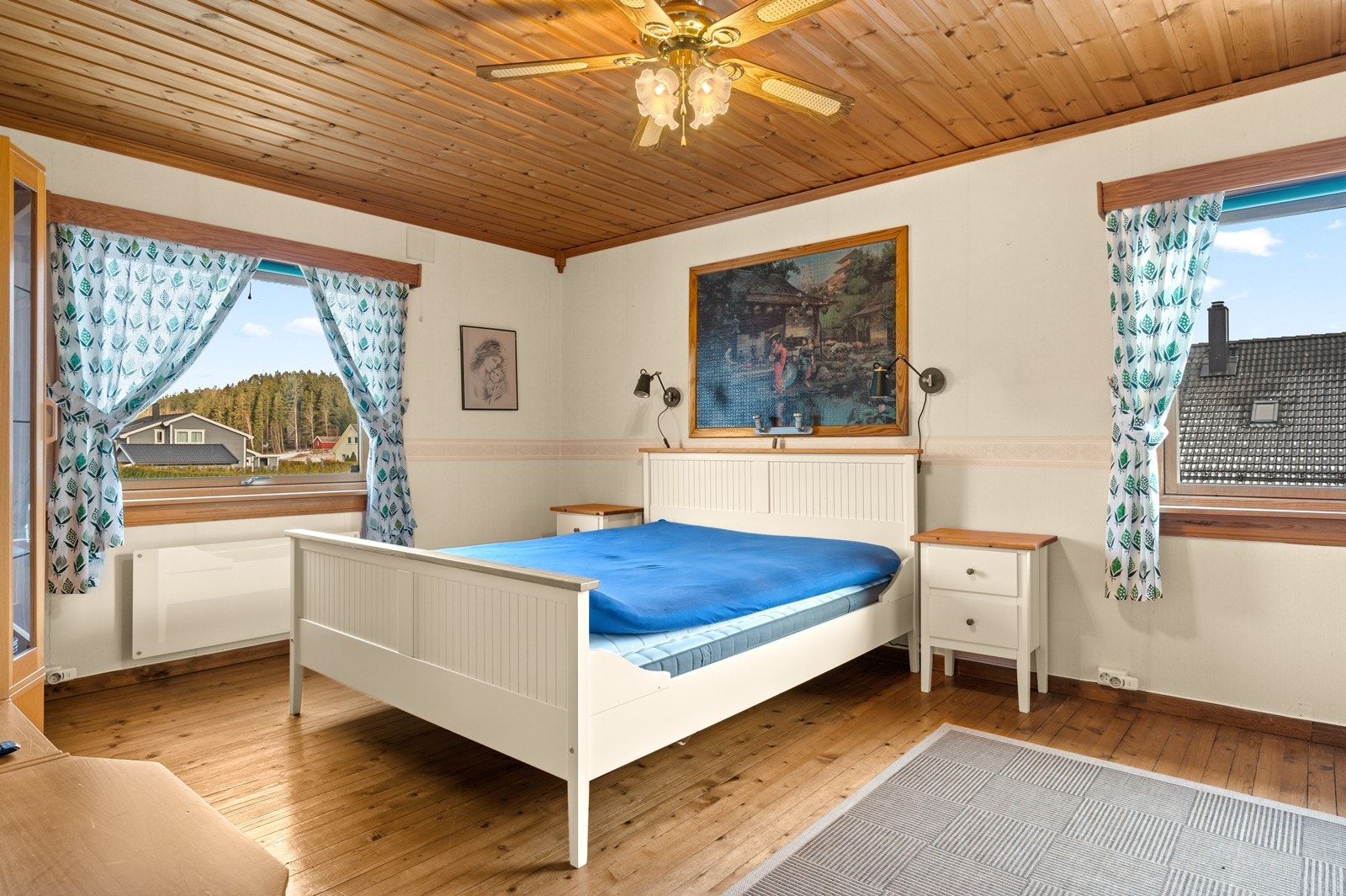 Hovedsoverommet er romslig med plass til dobbeltseng og tilhørende møblement. Galleribilde