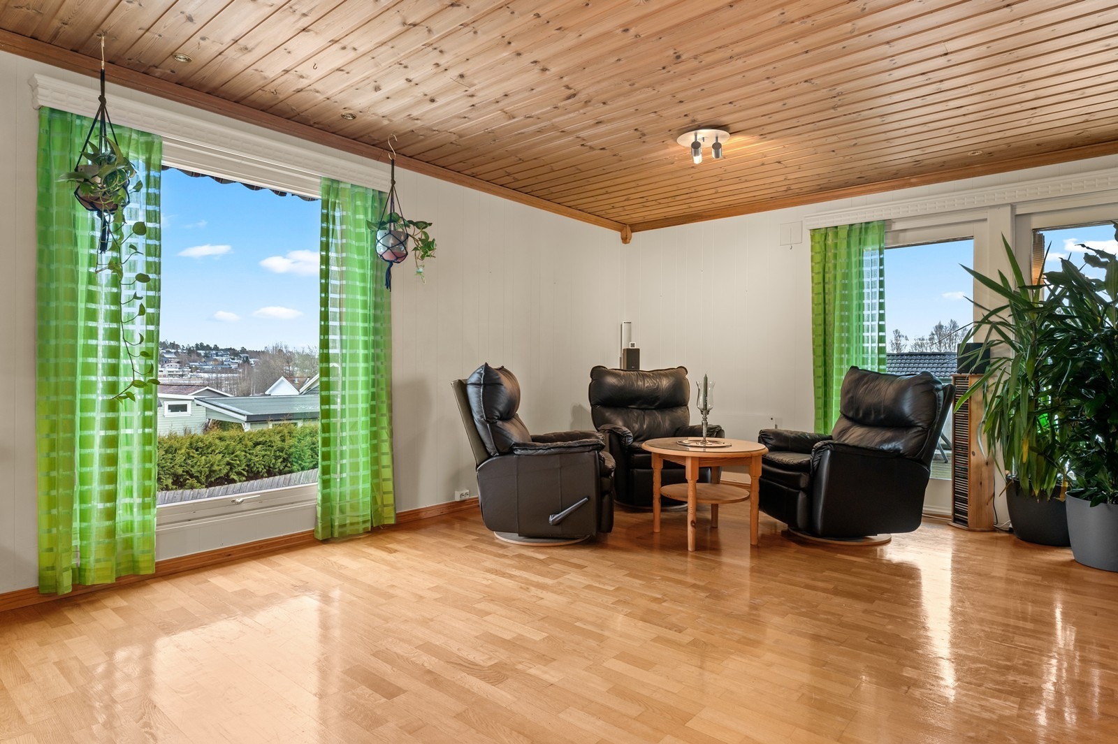 Fra stuen er det direkte utgang til den store, overbygde balkongen. Galleribilde