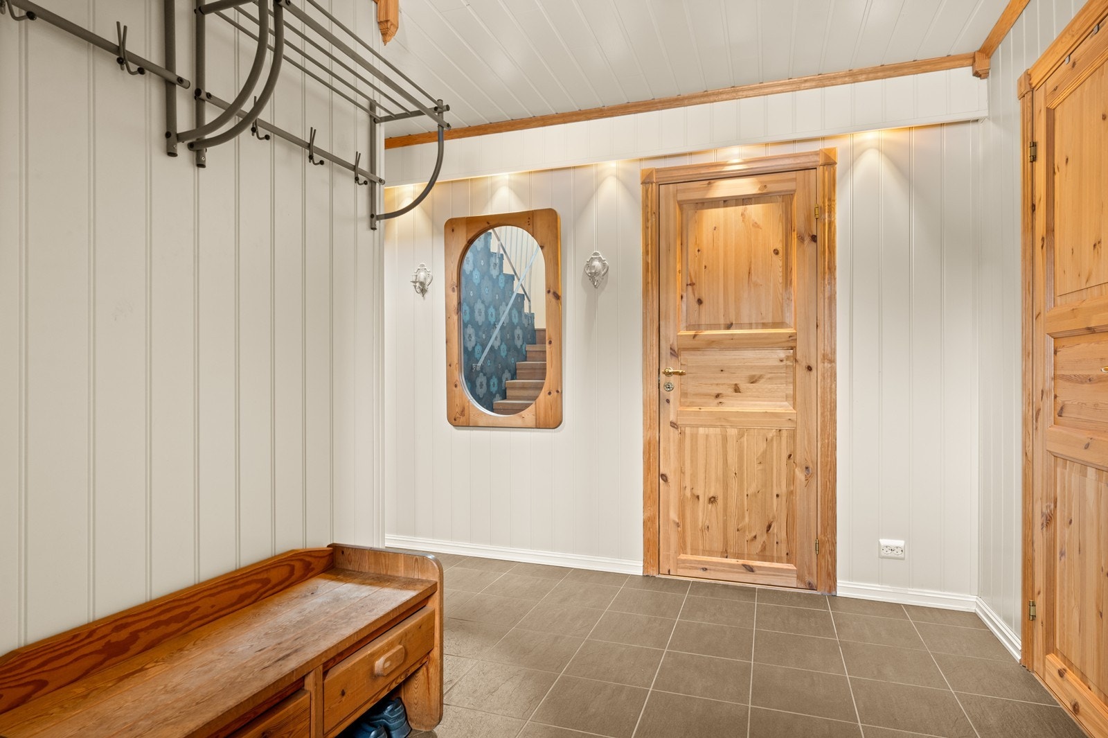 Første etasje har en innbydende entré med flislagt gulv og plass til yttertøy. Galleribilde