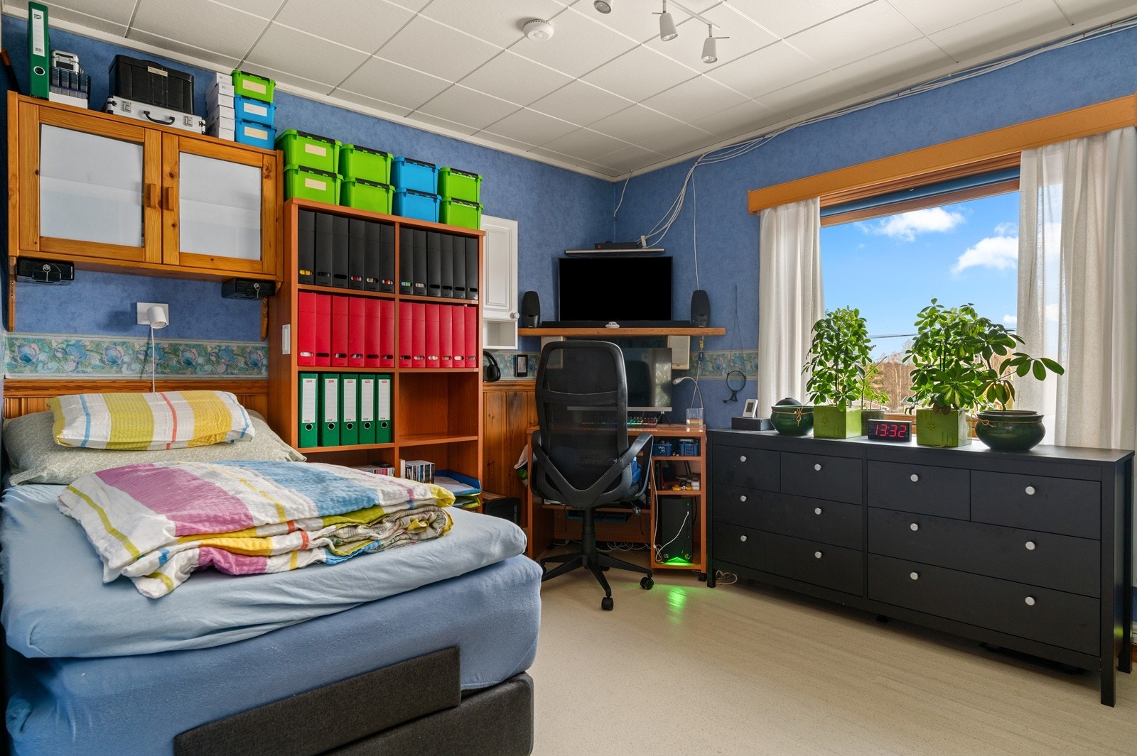 Et av de fire soverommene i etasjen, ideelt som barnerom, gjesterom eller kontor. Galleribilde