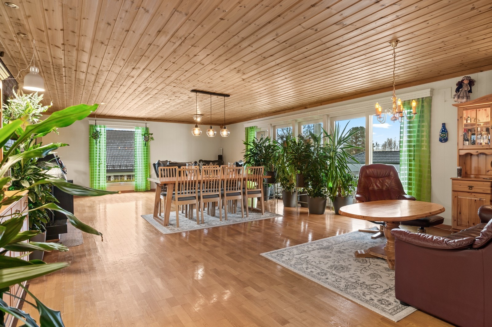 En hel vegg med vinduer gir stuen et flott lysinnslipp og en åpen romfølelse. MERK! Taklamper medfølger ikke. Galleribilde