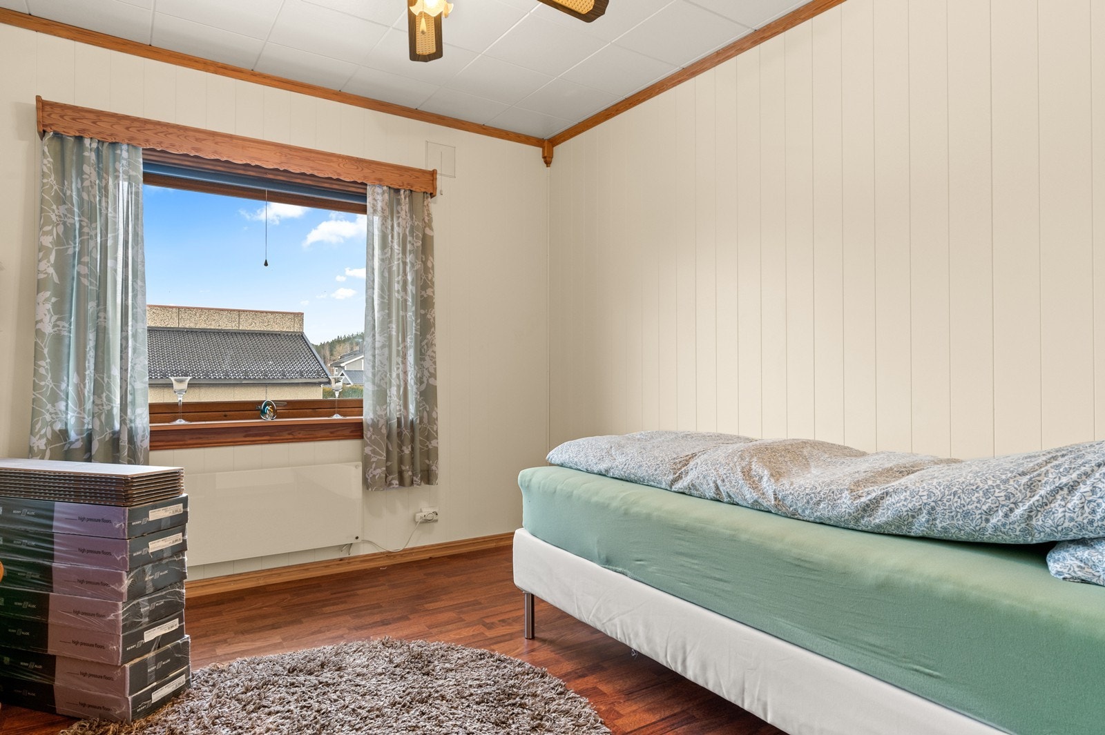 Soverommet i første etasje har en god størrelse med plass til seng og garderobeløsning. Galleribilde