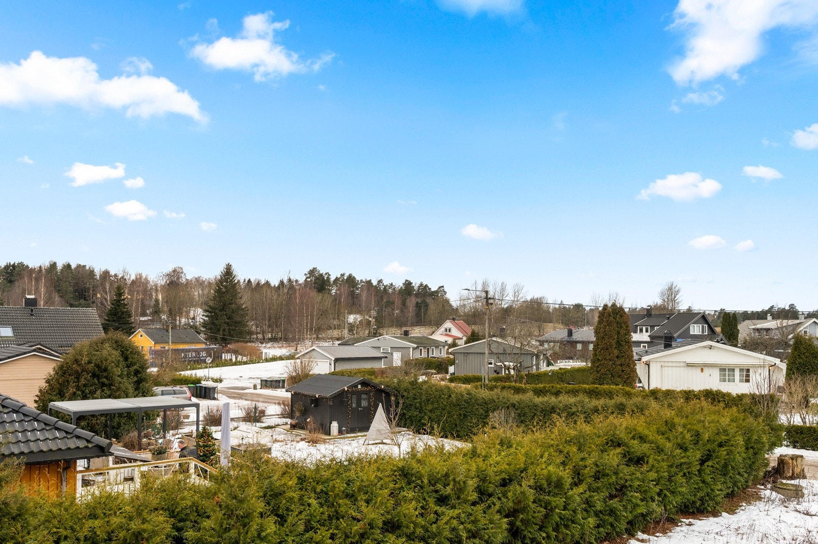 Fra eiendommen er det utsikt over det etablerte og rolige nabolaget. Galleribilde