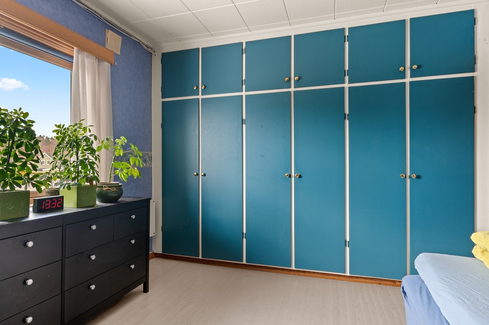 Rommet er utstyrt med en stor, plassbygget garderobeløsning som gir god lagringsplass. Galleribilde