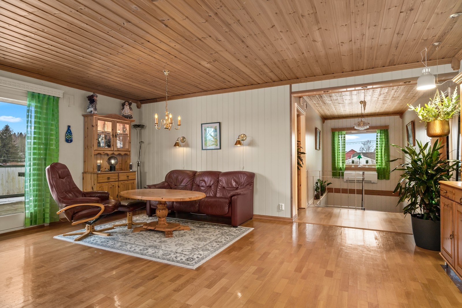 I andre etasje åpner boligen seg opp med en lys og luftig stue. Galleribilde