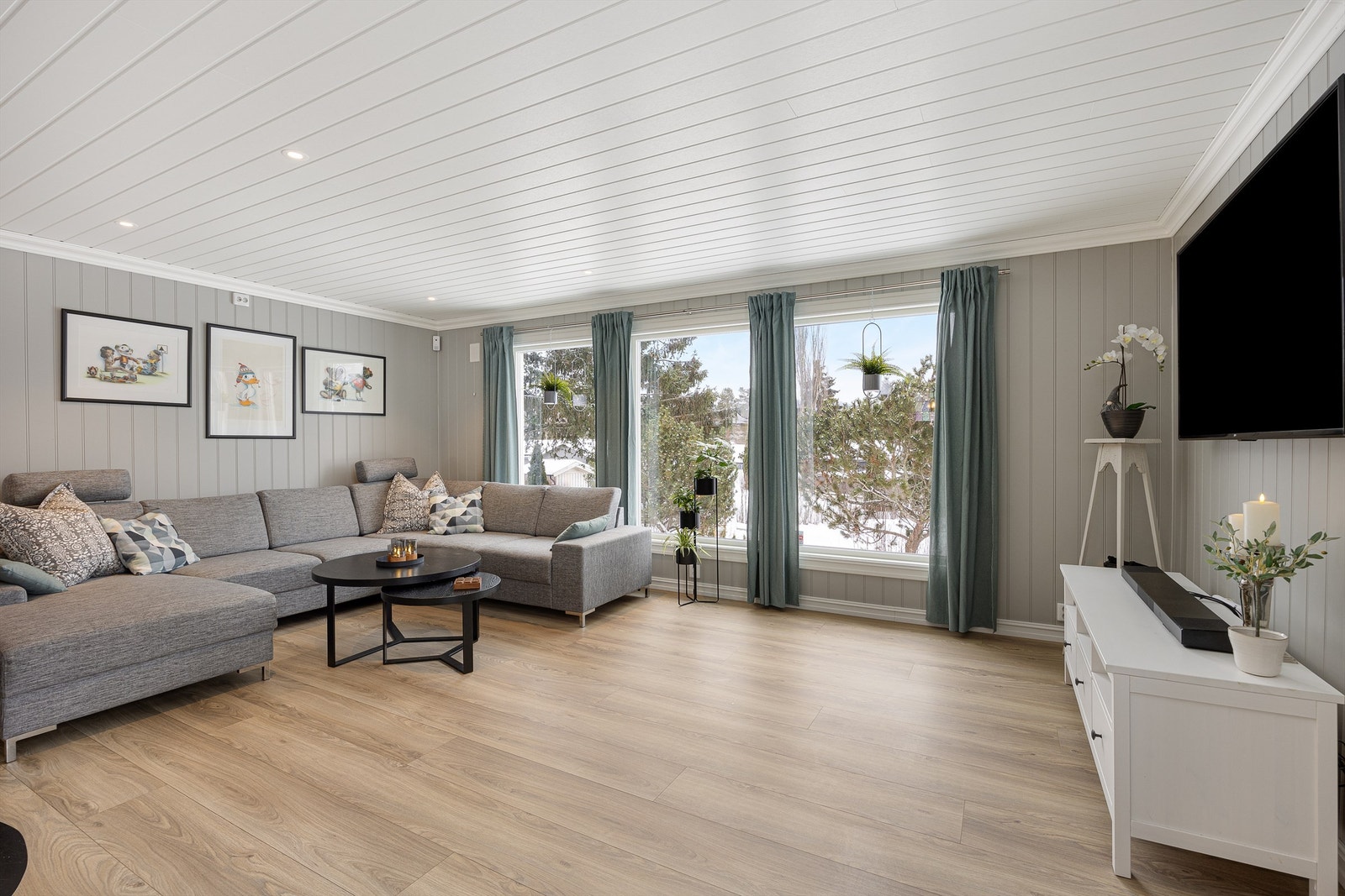 Vegger og himling i stuen er holdt i lyse, nøytrale farger, fornyet i 2018. Galleribilde