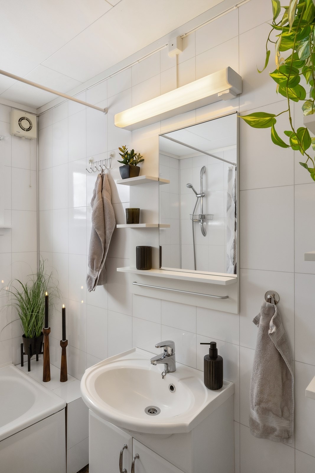 Badet er utstyrt med servantskap, speil med belysning og elektrisk styrt avtrekksvifte. Galleribilde