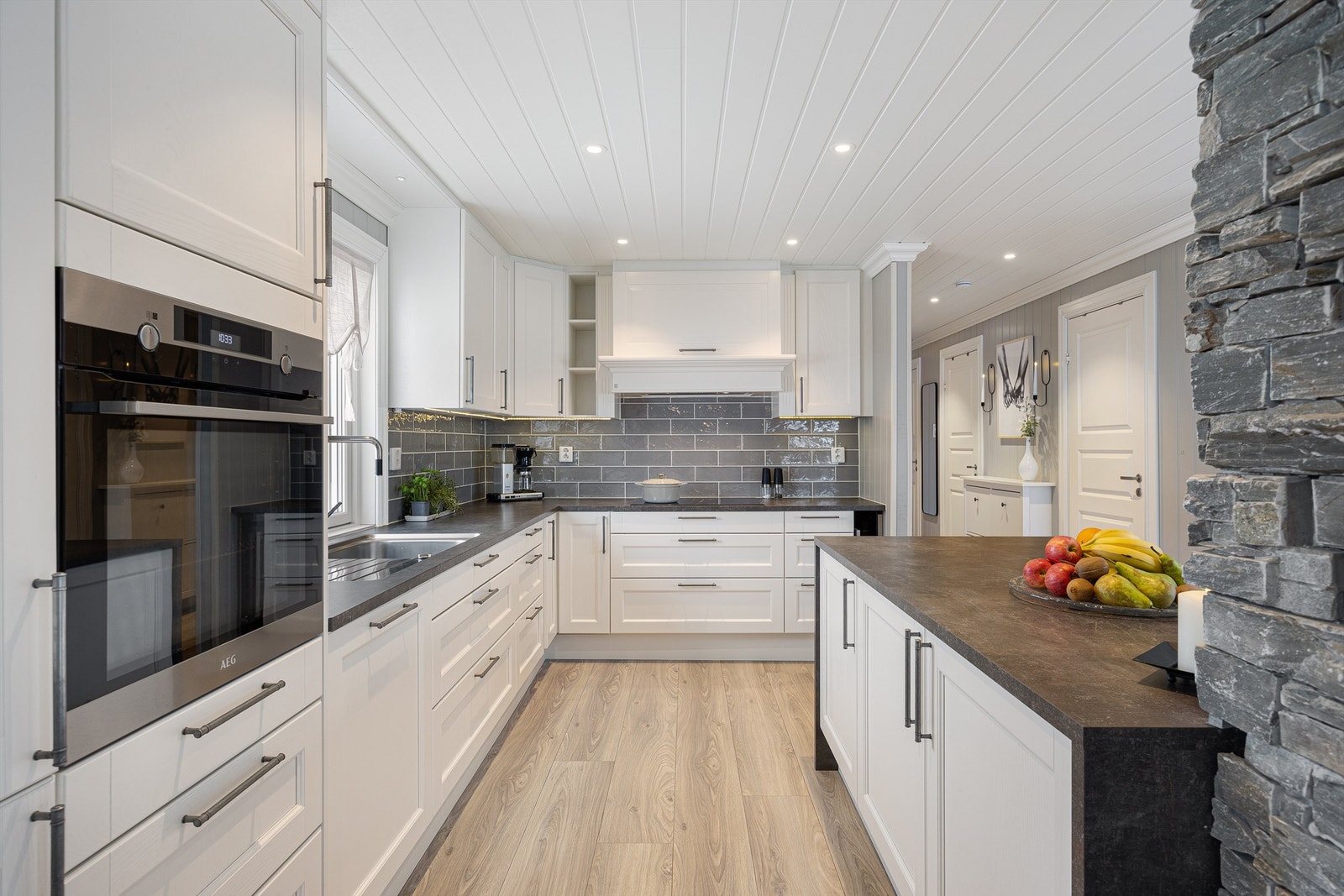 Alle hvitevarer er integrert, inkludert induksjonstopp, stekeovn, kjøl-/fryseskap og oppvaskmaskin. Galleribilde